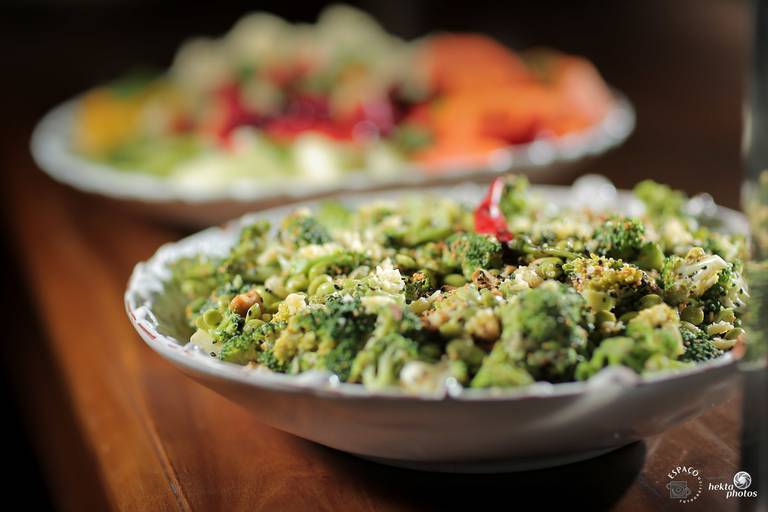 linda salada de brocolis e couve flor fotografia de helio junior espaço fotografico
