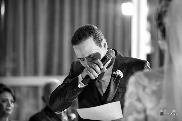 noivo se emociona durante os votos