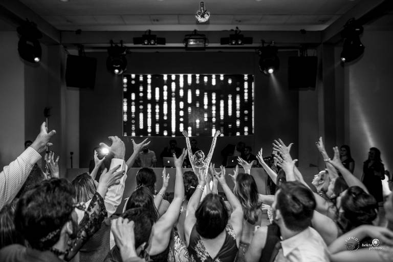 noiva jogando o buquê