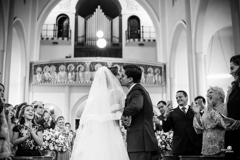 noivos saindo da igreja