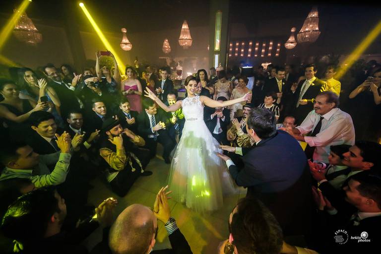 noiva em dança árabe