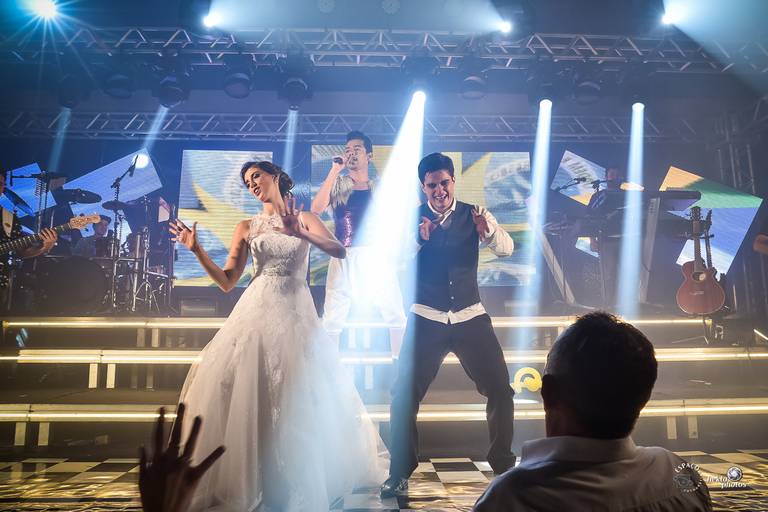 noivos no palco