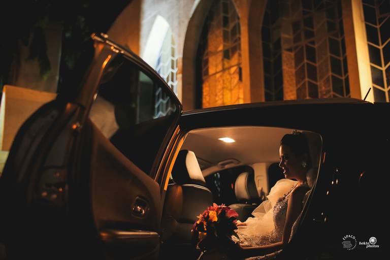 noiva aguarda no carro para entrar