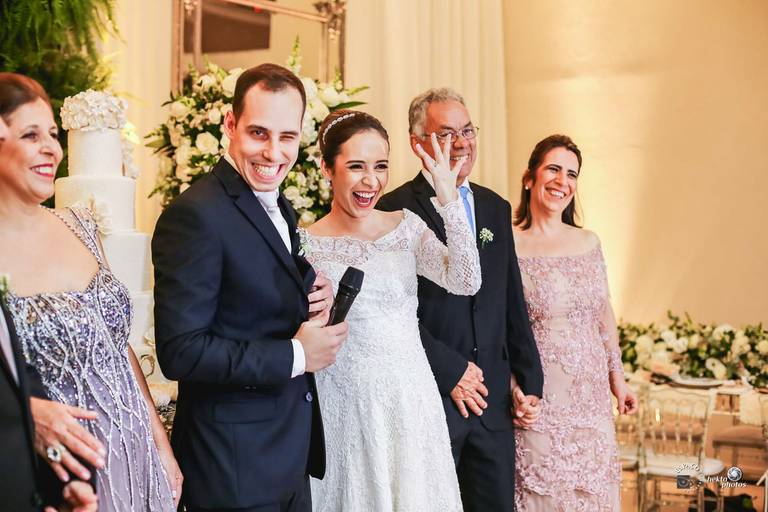 noivo em frente a mesa do bolo