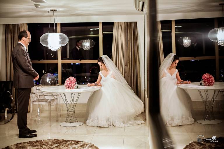 pai da noiva esperando ela escrever seus votos