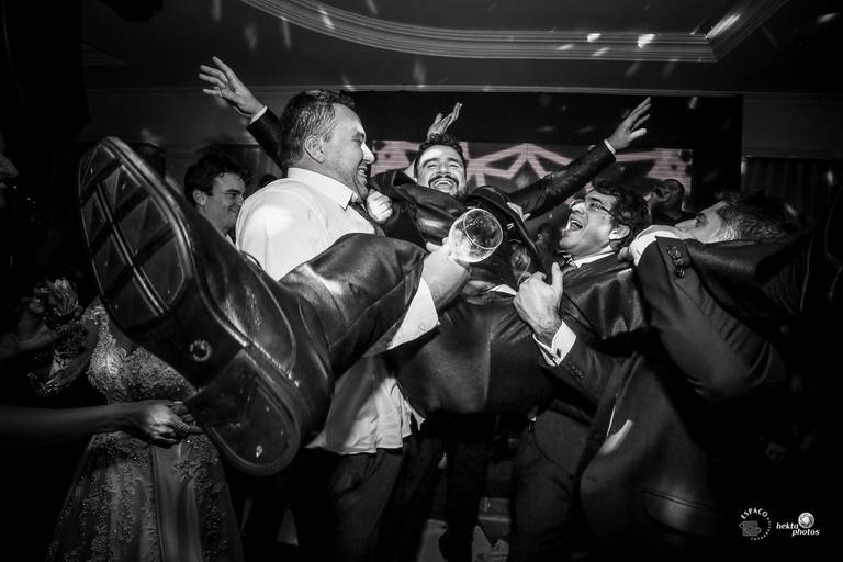 noivo comemorando com amigos