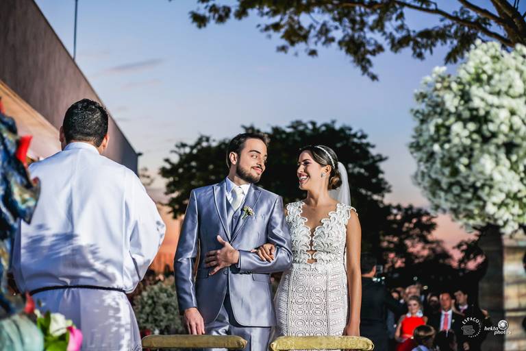 noivos se olhando durante cerimônia