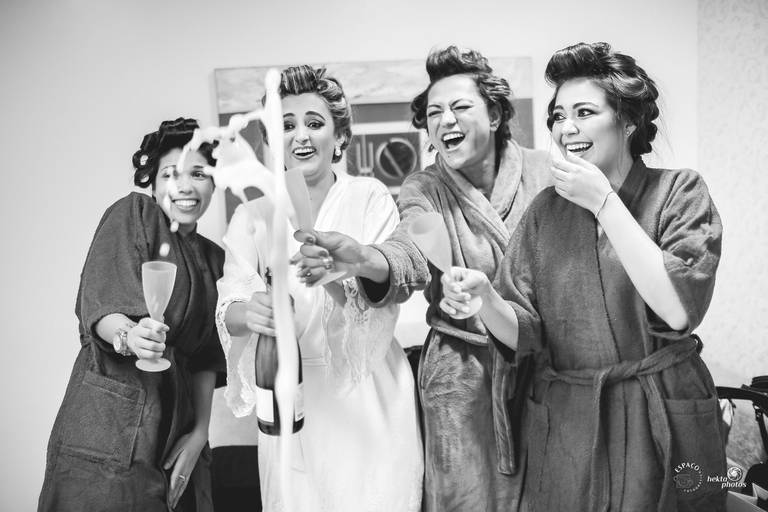 noiva estourando champagne