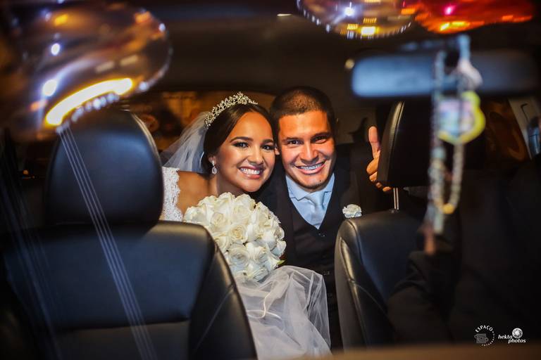 noivos indo para recepação