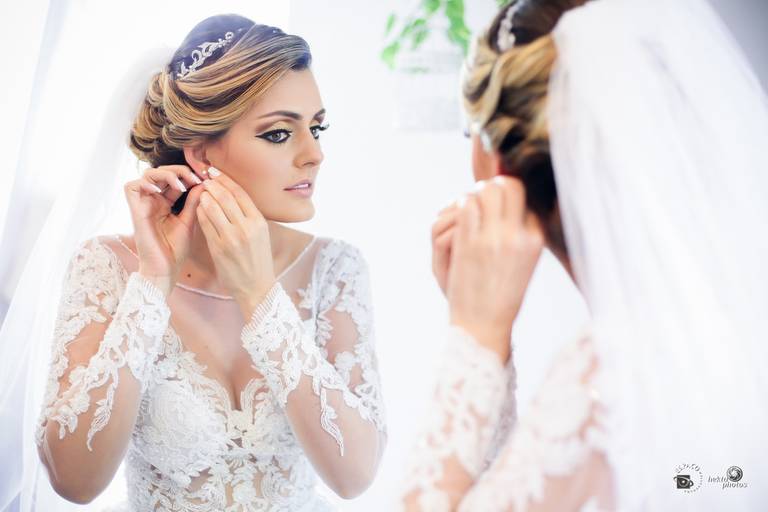 noiva colocando os brincos