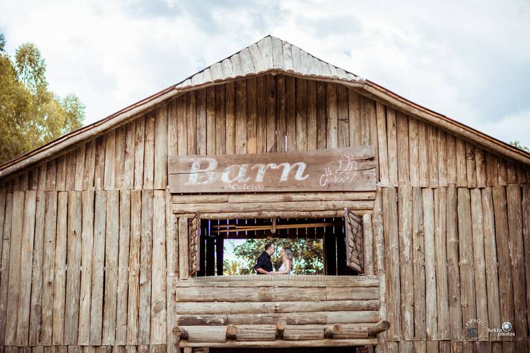 noivos no celeiro