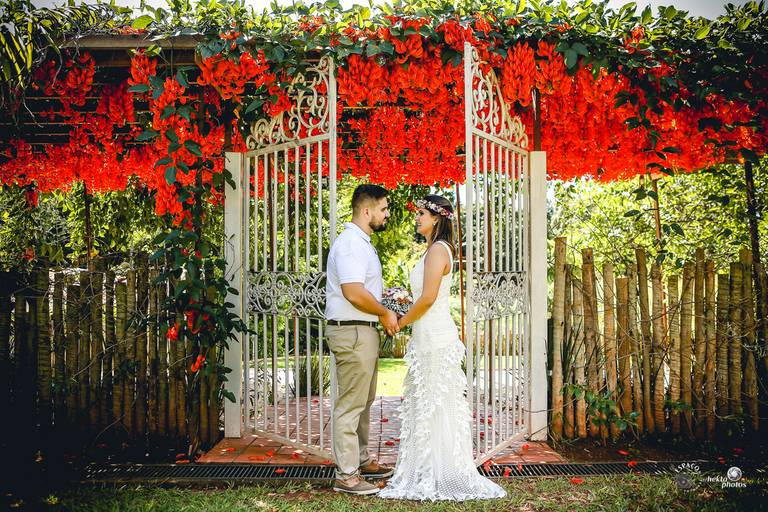 noivos de mãos dadas