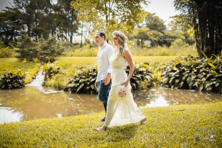 casal caminhando na beira do lago