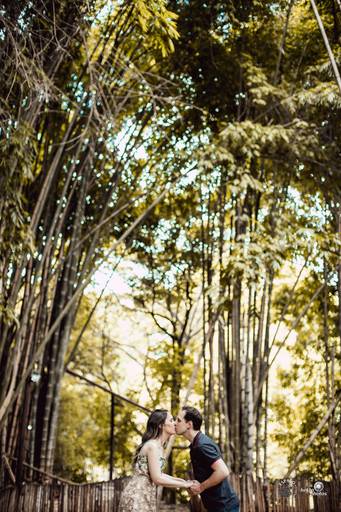 casal de noivos se beijando