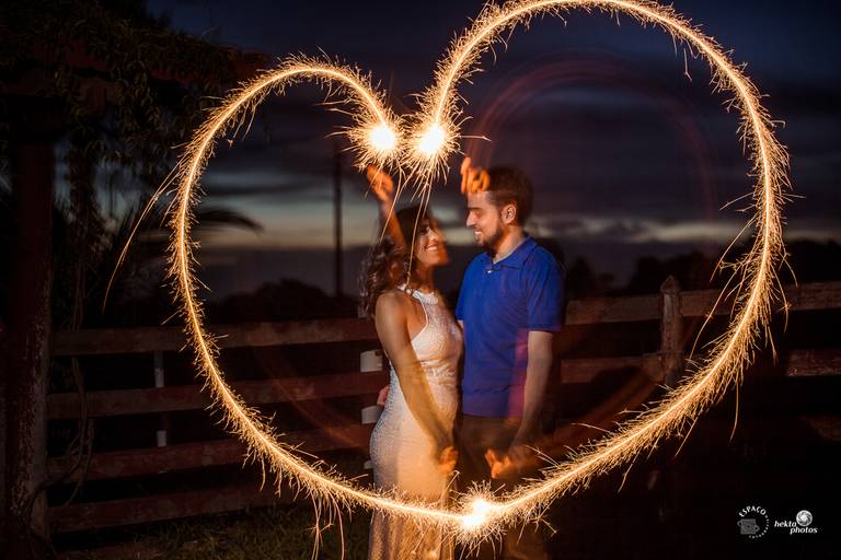 noivos desenhando coração