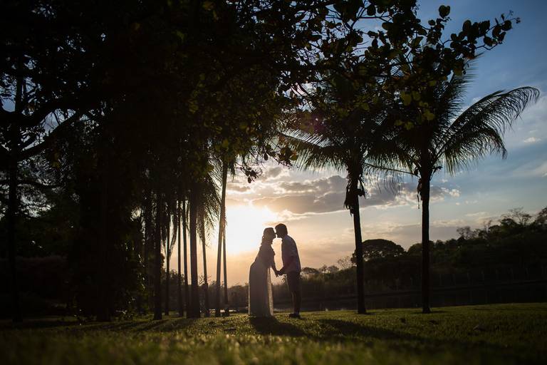 silhueta com céu lindo no pre casamento