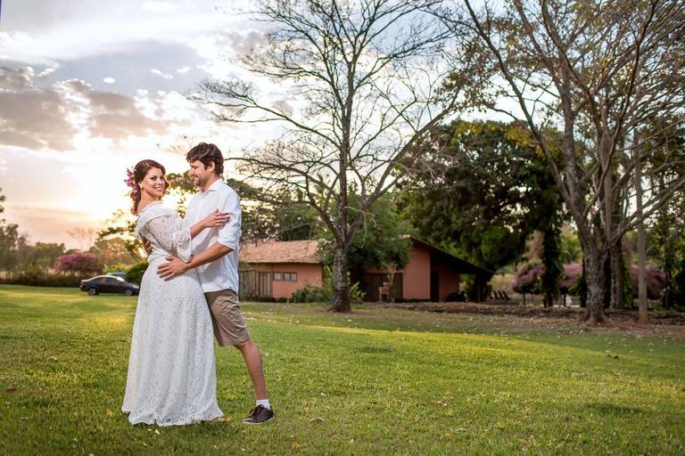 pre wedding com arvores secas e céu lindo