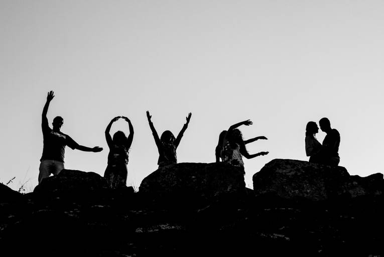 Love feito de pessoas no Pré wedding de Talitha e Luiz no Bicame de Pedra, Catas Altas, Minas Gerais 