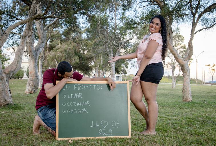 Ensaio pré-wedding deThaynara e Jonathan, UFOP, ouro preto Minas gerais, com Quadro negro dezendo lavar passar e cozinhar