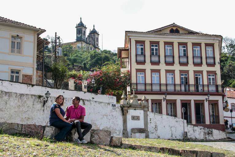 noivos érica e helton em ensaio pré-wedding em ouro preto minhas gerais, ao fundo solar do rosário