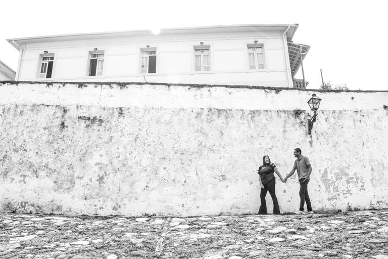 noivos érica e helton caminhando durante pré wedding próximo a igreja do rosário em Ouro preto minas gerais