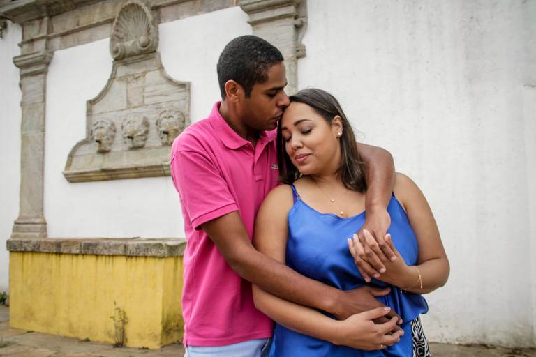 Noivos érica e helton em ensaio de pré-wedding realizado em ouro preto em minas gerais, ao fundo chafariz do pilar