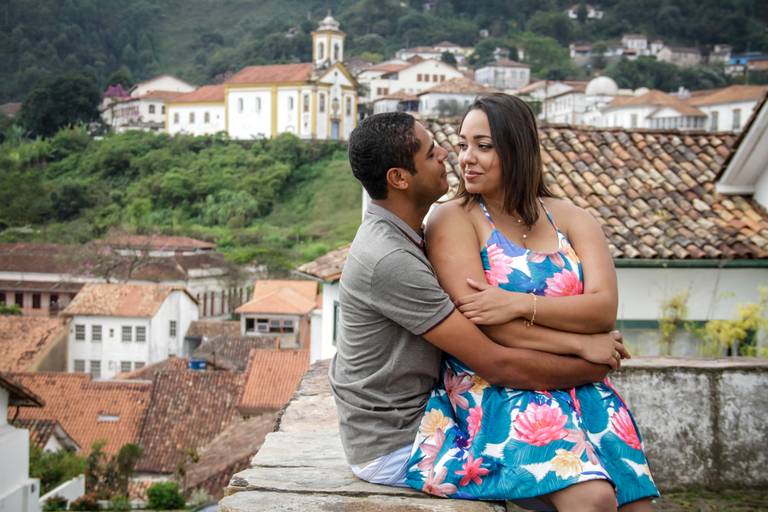 Noivos érica e helton em ensaio de pré-wedding realizado em ouro preto em minas gerais