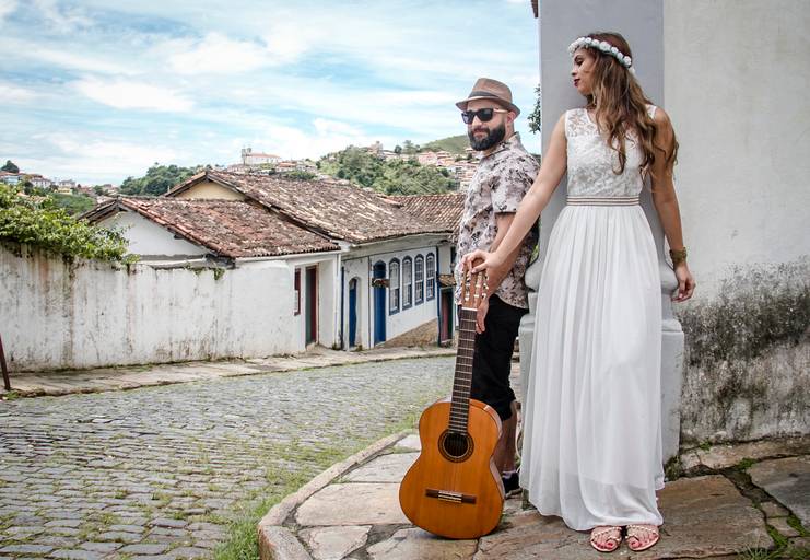 Noivos Júlia e Juliam ensaio pré wedding em ouro preto minas, gerais, com violão,  centro