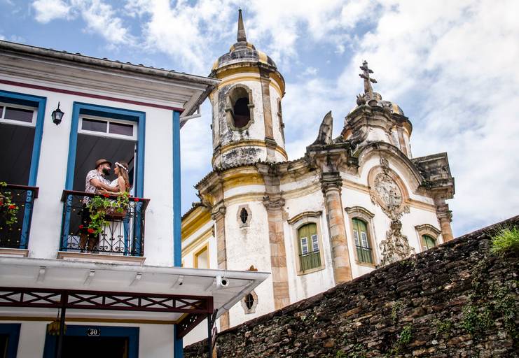 Noivos Júlia e Juliam ensaio pré wedding em ouro preto minas gerais, Igerja são francisco em ouro preto,  centro