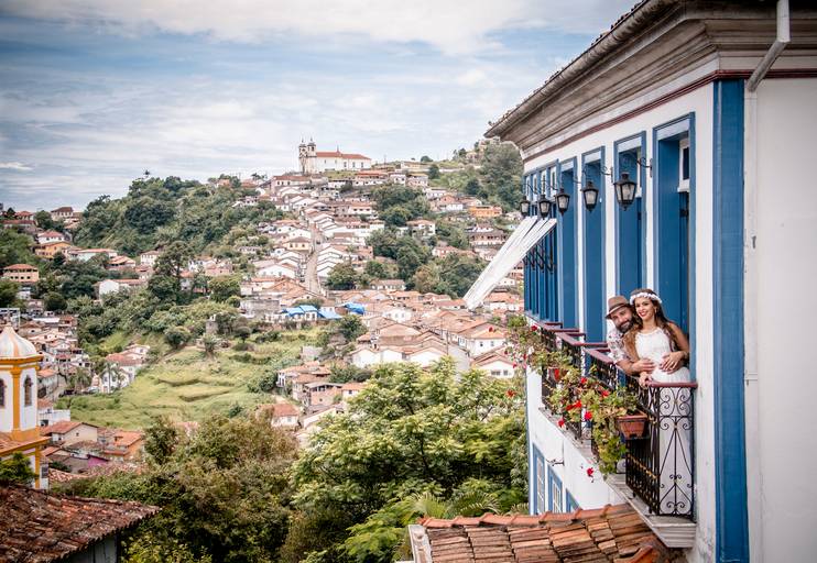 Noivos Júlia e Juliam ensaio pré wedding em ouro preto minas ,gerais, restaurante bené da flauta, vista da igreja são francisco,  centro