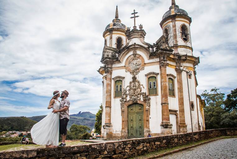 Noivos Júlia e Juliam ensaio pré wedding em ouro preto minas gerais,  vista da igreja são francisco,  centro
