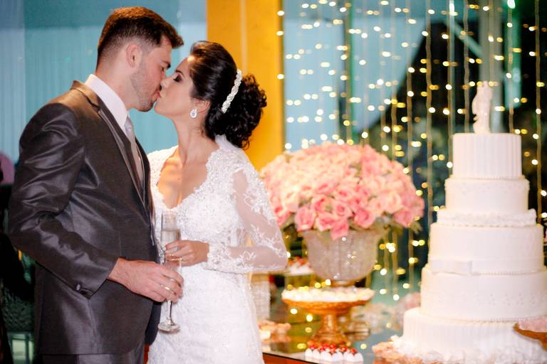 noivos na mesa de  bolo na recepção do casamento de Vilma e gleison na mansão contagem