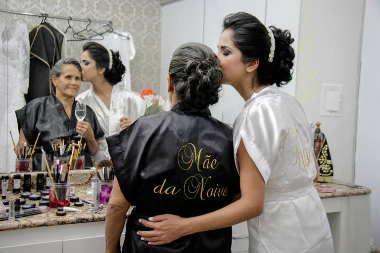 Make-of noiva criativo de Vilma com sua mãe no salão da Rosa, casamento de Vilma e Gleison