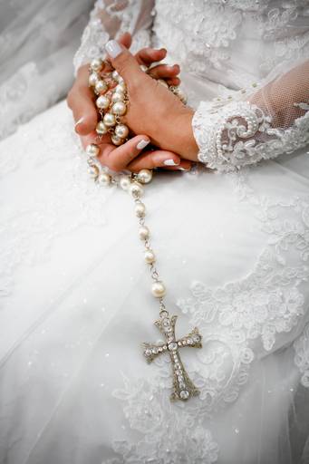 Make-of noiva criativo de Vilma no salão da Rosa, casamento de Vilma e Gleison, crucifixo nas mãos da noiva