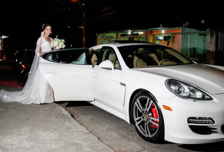 Make-of noiva Vilma entrando no carro Porshe no salão da Rosa, casamento de Vilma e Gleison
