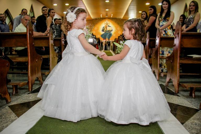 Noivinhas entrando no casamento de Vilma e Gleison na igreja cristo rei em contagem