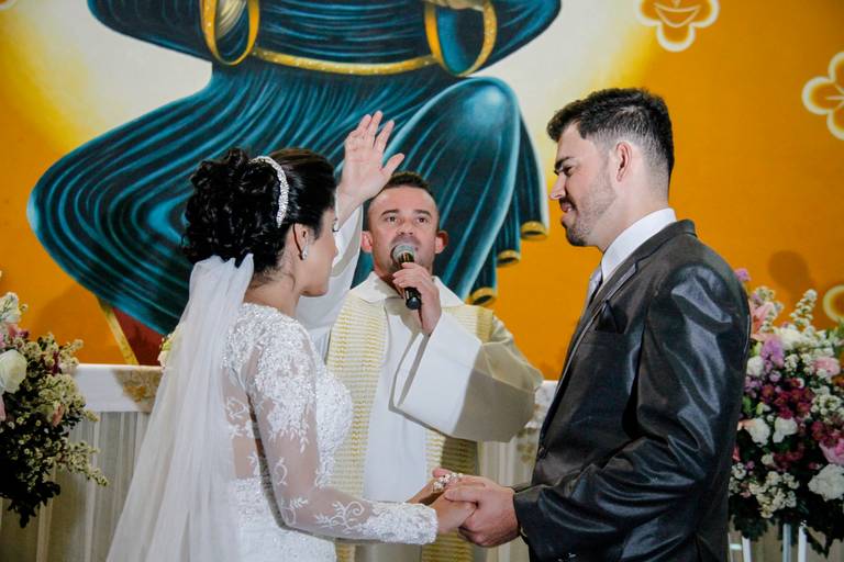 Noivos Vilma e Gleison no altar da igreja cristo rei em contagem, altar com cristo