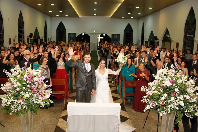 Casamento Vilma e Gleison paróquia cristo rei, toda igreja de mão levantada, fotografia de casamento criativa
