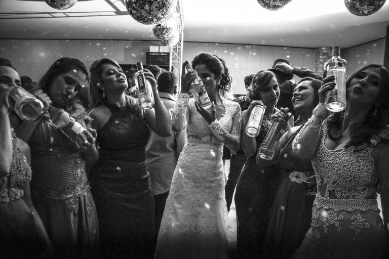 noiva vilma dançando durante recepção de seu casamento na mansão contagem, noiva bebendo com amigas 