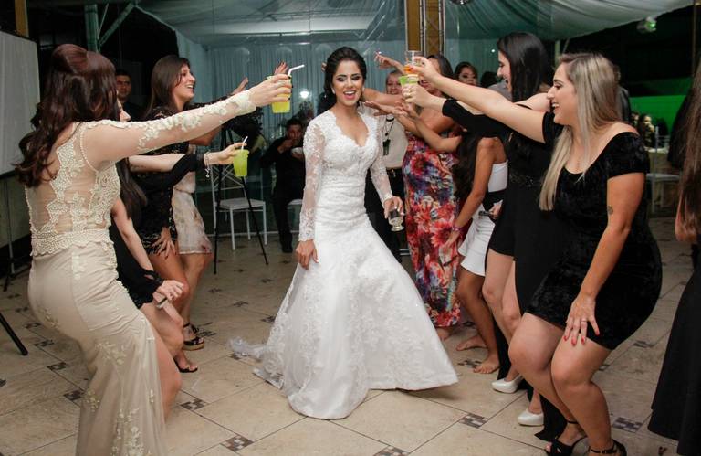 noiva vilma dançando durante recepção de seu casamento na mansão contagem 
