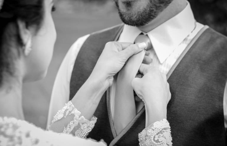 noiva vilma arrumando gravata do noivo gleison durante enssio pós casamento realizado no espaço shangrilá