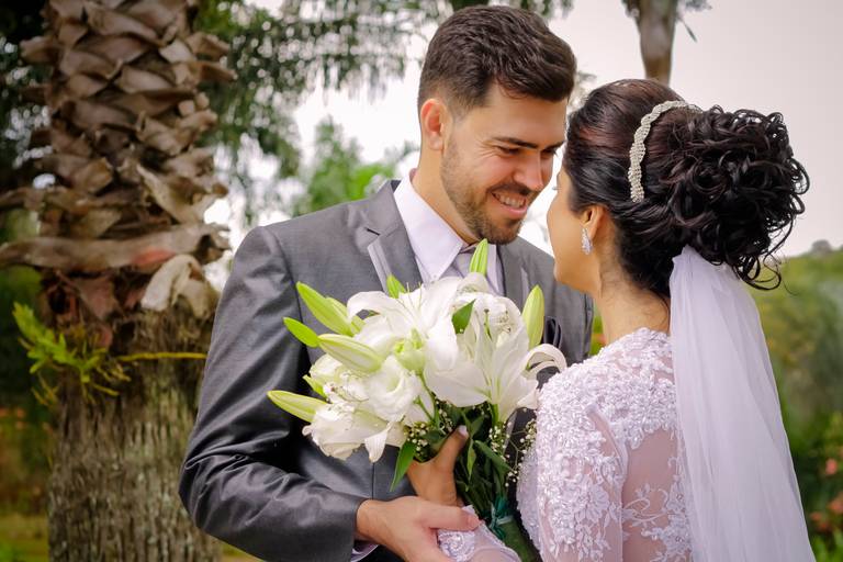 noivos gleison e vilma juntos durante pós casamento no espaço shangrilá, noiva com bouquet