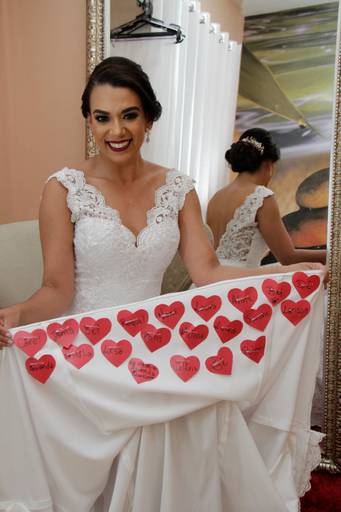 Make-of noiva Karina em Mariana Minas Gerais, vestido cheio de corações e nomes de amigas