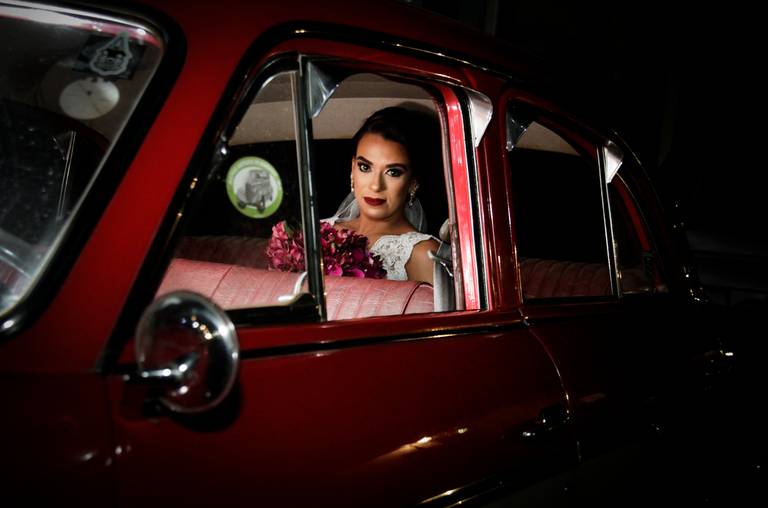 Noiva Karina no carro Ford Willys antes da cerimônia