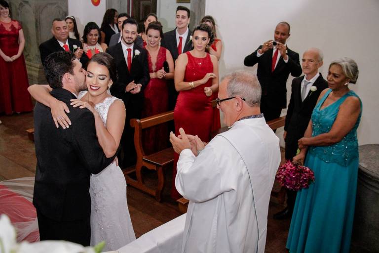Casamento de Karina e Allan, Igreja do Carmo em Mariana, minas gerais,  beijando a noiva