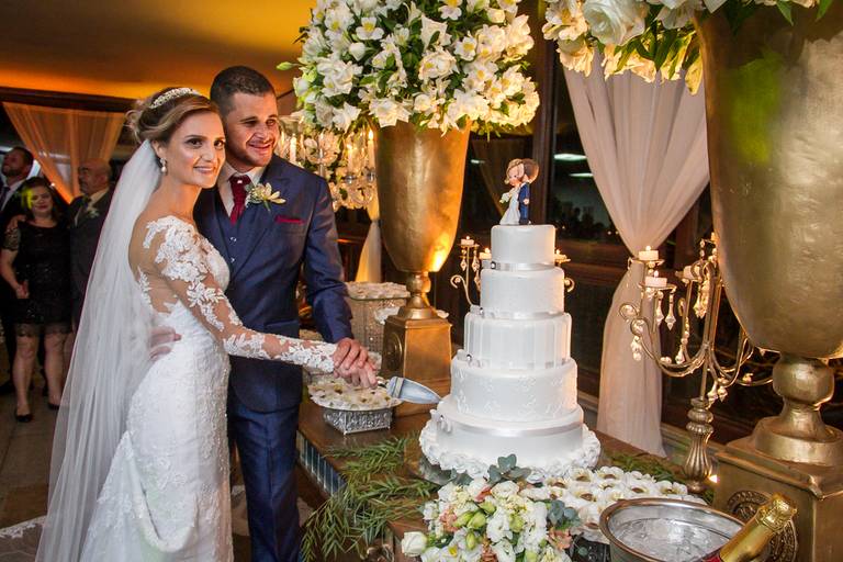 noivos Talitha e Luis Fernando na mesa de bolo, Recepção Rodoviária de Mariana em Mariana, minas gerais