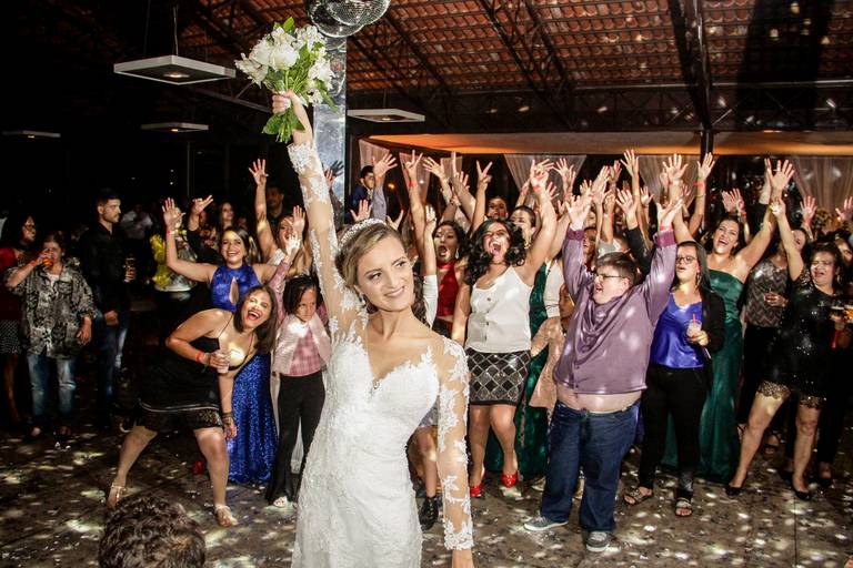 noiva jogando o bouquet, Recepção Rodoviária de Mariana em Mariana, minas gerais