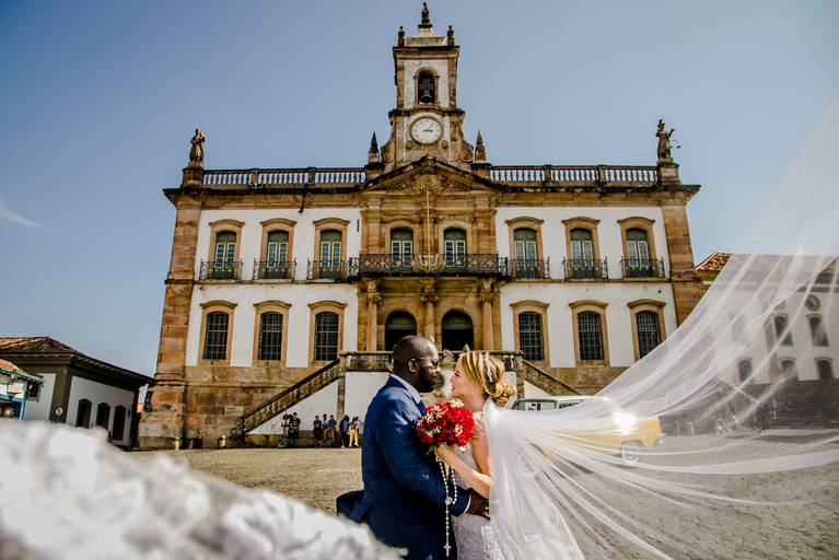 Noivos Camila e Roberto, carro antigo no centro de ouro preto em frente ao museu do inconfidência minas gerais