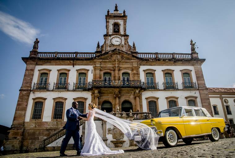 Noivos Camila e Roberto, carro antigo no centro de ouro preto em frente ao museu do inconfidência minas gerais