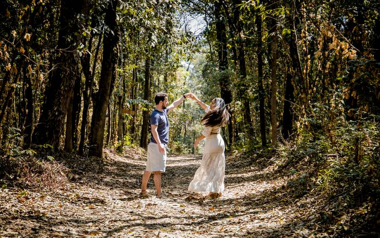 Pré wedding do casamento de Mélani e Pedro realizado em um parque em belo horizonte minas gerais